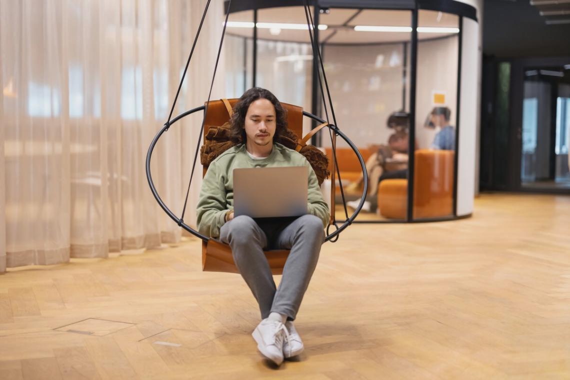 Studenten bei interaktivem Mobile SEO Training auf dem Campus